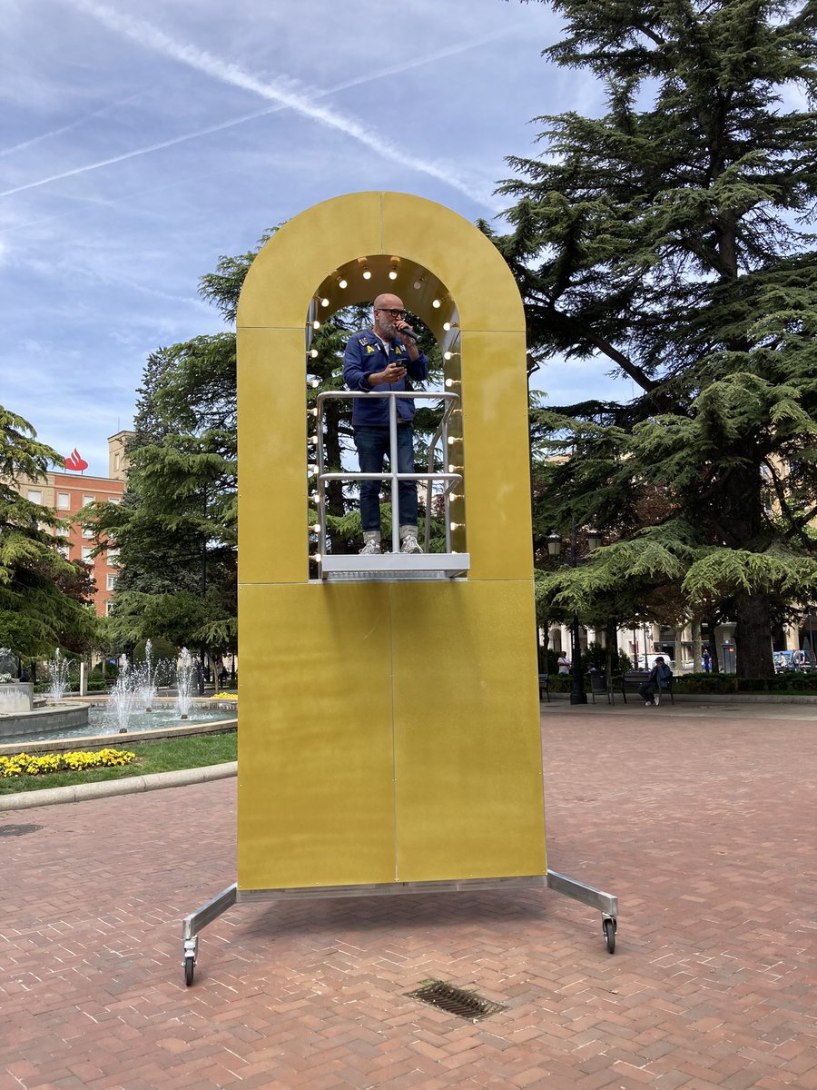 El artista-arquitecto portugués <a href="/Didier_Faustino/">Didier Faustino</a> anima, provoca a subirse a su plataforma para tener esos minutos de fama, dirigirse al público en el Paseo del Espolón. Me Como El Mundo, se llama la instalación que propone para <a href="/concentricofest/">Concéntrico</a> con la <a href="/EmbPortEsp/">Embajada de Portugal en España</a>.