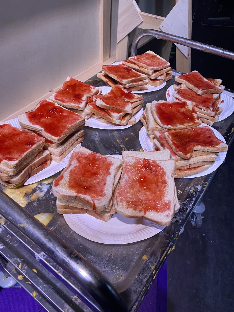 Back on Bungalerrr duty tha neet...Bath... and they'll need one after stickin this little lot t'themselves...dorty little monkies.

#dickanddomtour