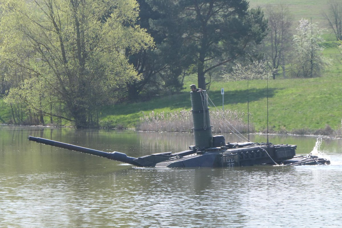 PzBtl393's tweet image. Weiterhin macht das #PzBtl393 mit der 3. Kompanie Unterwasserfahrausbildung mit dem #Leopard2A7V. Zum ersten Mal mit dem neuen Panzer unter Wasser. @Deutsches_Heer @DomSchello @nld_37