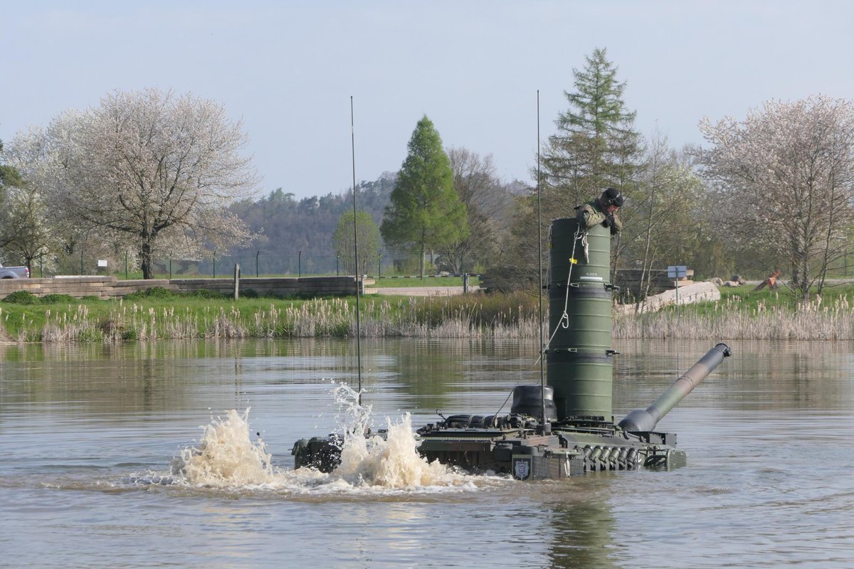 PzBtl393's tweet image. Weiterhin macht das #PzBtl393 mit der 3. Kompanie Unterwasserfahrausbildung mit dem #Leopard2A7V. Zum ersten Mal mit dem neuen Panzer unter Wasser. @Deutsches_Heer @DomSchello @nld_37