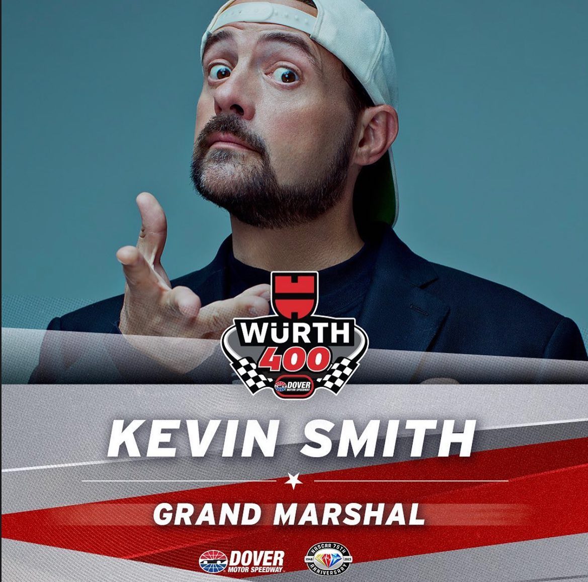SXMLiveLoud's tweet photo. 🔁: @monstermile
He’s got just 4 words to say!
Actor, director, & host of “The Jay and Silent Bob Present: Cruise Askew,” @thatkevinsmith is the Grand Marshal for the #Wurth400! @wurthracing
#dovermotorspeedway #monstermile #nascar #nascar75 #doverspeedway @nascar @nascaronfox https://t.co/Taof1HybCt