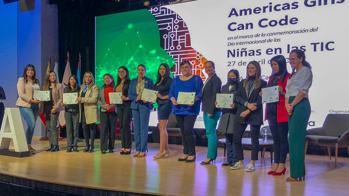 Educacion_Ec's tweet photo. Ministra @mariabrownp: Una de nuestras principales metas y desafíos como @Educacion_Ec es implementar la Agenda Educativa Digital, poniendo a disposición las herramientas digitales que tenemos en el mundo actual para fortalecer el aprendizaje.

#TransformaciónEducativaEc https://t.co/SZEoZ1bGB8