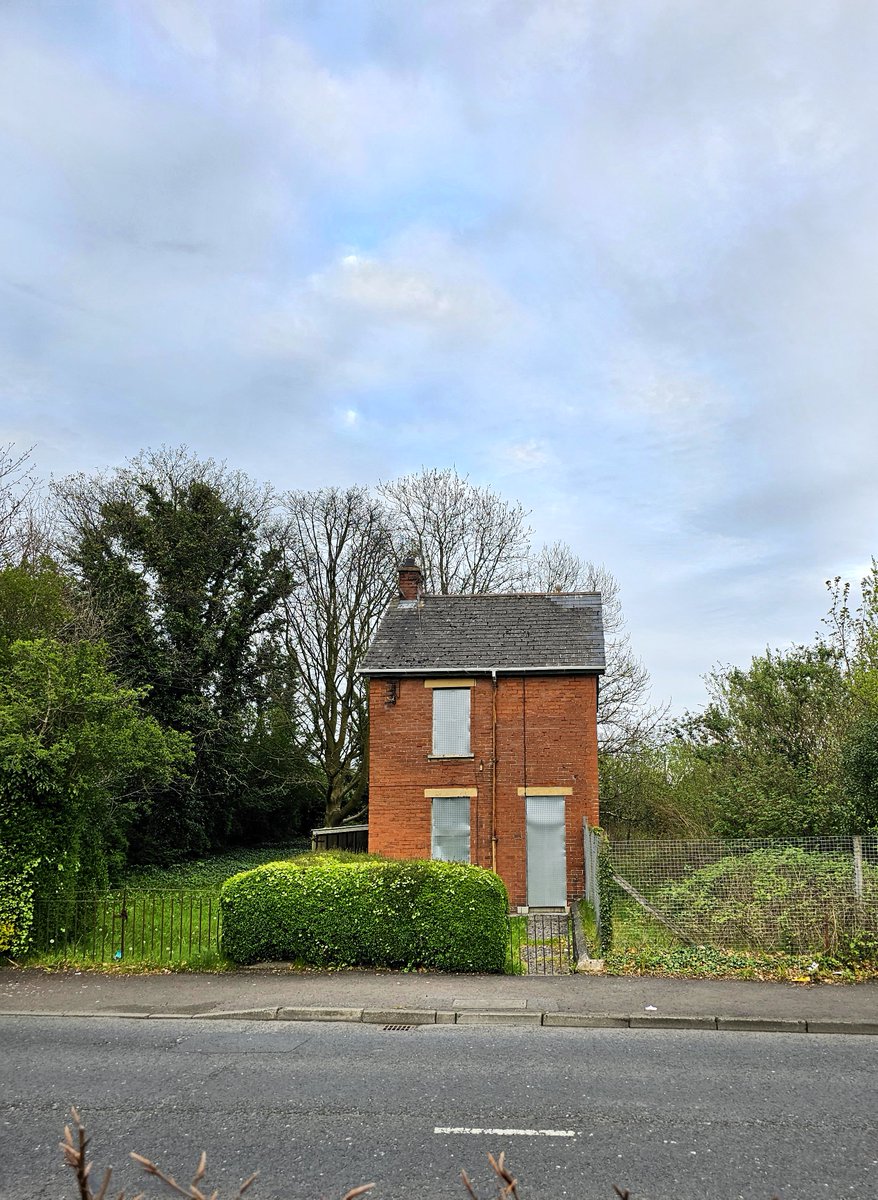 Photo from last night.
This wee house is on its own basically on the edge of a big B&amp;Q Carpark.
It's surrounded by Currys, B&amp;Q, Tesco etc...
There was someone living here until semi-recently.
It has such a <a href="/LeeMadgwick/">Lee Madgwick</a> vibe to it.
<a href="/GrimArtGroup/">Grim Art</a>