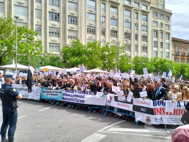 No me cuadra que los activistas de Futuro Vegetal pudieran acceder a manchar de pintura la fachada del Congreso, y que la manifestación de abogados no pudiera acercarse a menos de 50 metros de la puerta de los Leones... SOMOS ABOGADOS, NO DELINCUENTES.