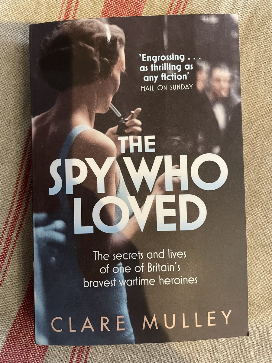 claremulley's tweet image. Sharing some intense chat with #MichaelMorpurgo 5 yrs ago. 
#KrystynaSkarbek aka #ChristineGranville #TheSpyWhoLoved walked alone into a Nazi prison to save the life of Michael’s uncle, fellow #SOE agent #FrancisCammaerts in 1944. His bk #InTheMouthIfTheWolf tells Francis’ pov.