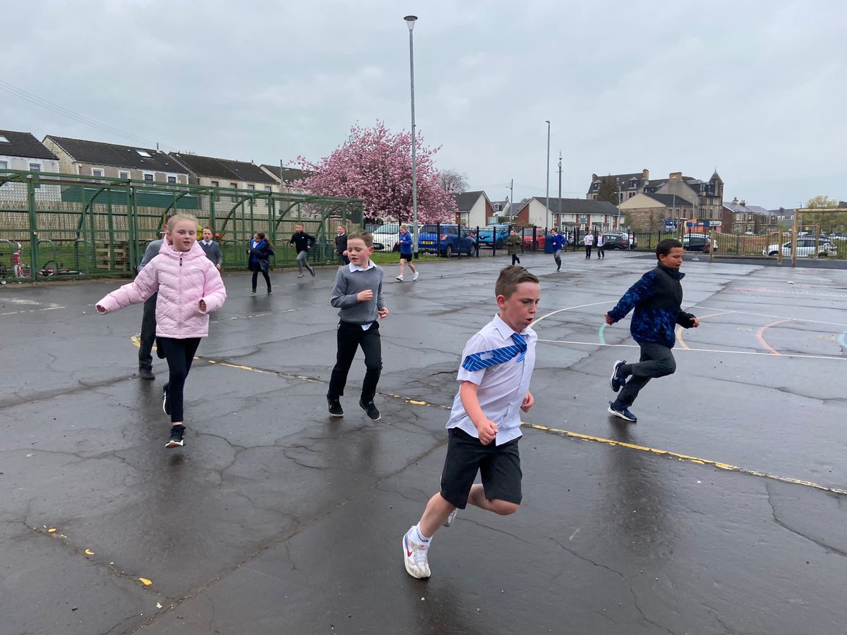 KingsOakSchool's tweet photo. Primary 4 have had a brilliant morning participating in World Daily Mile Day 🏃‍♂️ We ran a whopping 27 miles 🤩🤩#KingsOakP4 @KingsOakPrimarySchool https://t.co/biDAfqzDox