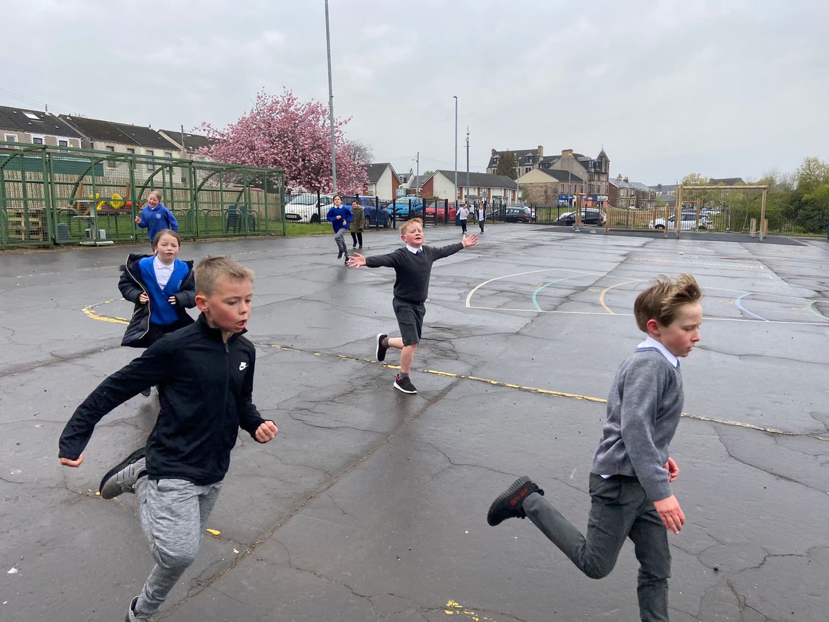KingsOakSchool's tweet photo. Primary 4 have had a brilliant morning participating in World Daily Mile Day 🏃‍♂️ We ran a whopping 27 miles 🤩🤩#KingsOakP4 @KingsOakPrimarySchool https://t.co/biDAfqzDox