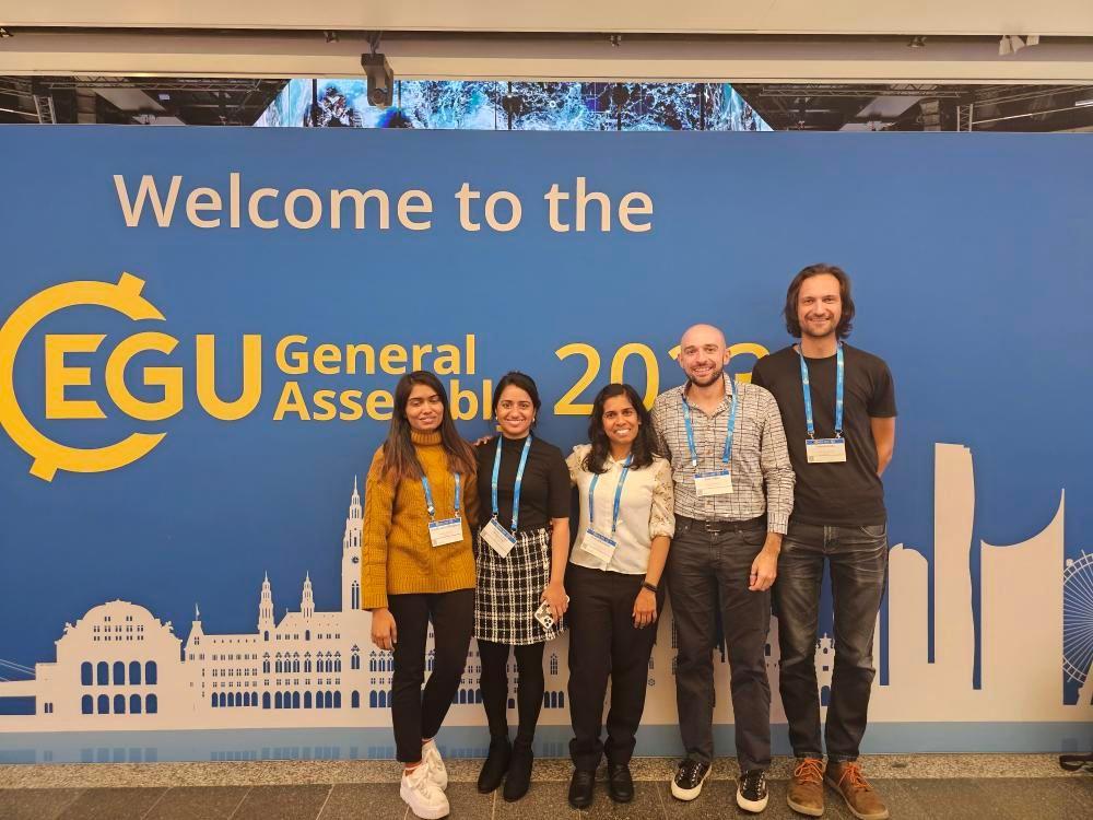 LucaTrotter's tweet photo. @UoM_Water represented at #EGU23 

@conradwasko @UniMelb https://t.co/mLU6B7tX5O