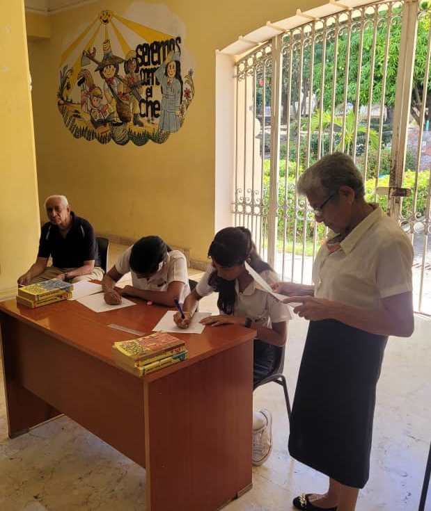 Este 26/4 fue celebrado el Concurso en saludo al Día del Idioma que organiza y dirige el Centro de Lingüística Aplicada cada año, dedicado esta vez a nuestro fundador, Dr. Vitelio Ruiz Hernández, quien mañana estaría cumpliendo 95 años. ¡Feliciades a las alumnas ganadoras!