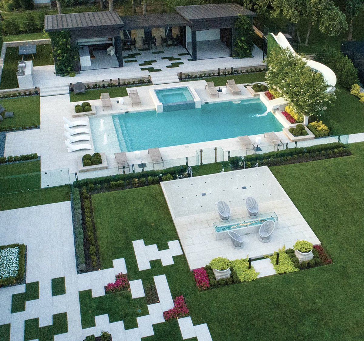 aquamagazine's tweet image. The #PoolOfTheWeek showcases the 2022 #AwardsOfExcellence winners from the @ThePHTA.

This week won 🏆GOLD🏆 in the "Traditional" category. Pool by @ClaffeyPools  in Southlake, Texas.

Decking Material: Noble Tile Porcelain Discovery White
Pool Interior Finish: Pebble Tec