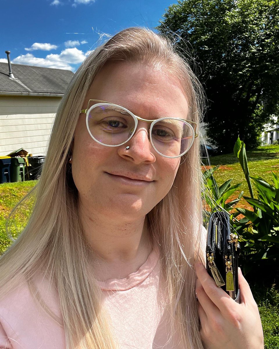 It's lesbian visibility week so here's me and the lesbeans  🌈💖

Here to have fun with friends 🤗