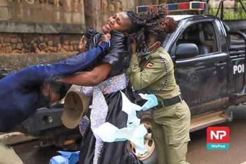bikagaasumanNup's tweet photo. This is how museveni's criminal police treat's Mother of the nation
#EndInjustices
#Freedom https://t.co/Imm4qlydke
