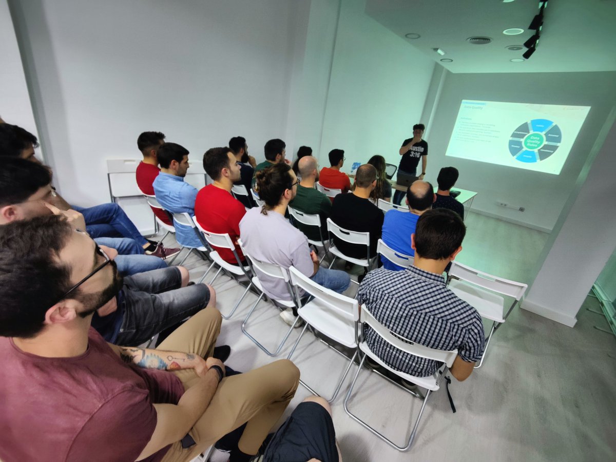 En la charla de <a href="/MurciaDev/">MurciaDev</a> 
#Murcia 🥳 🧠🍻👏💡<a href="/Samuman93/">Joseda Escribano</a>