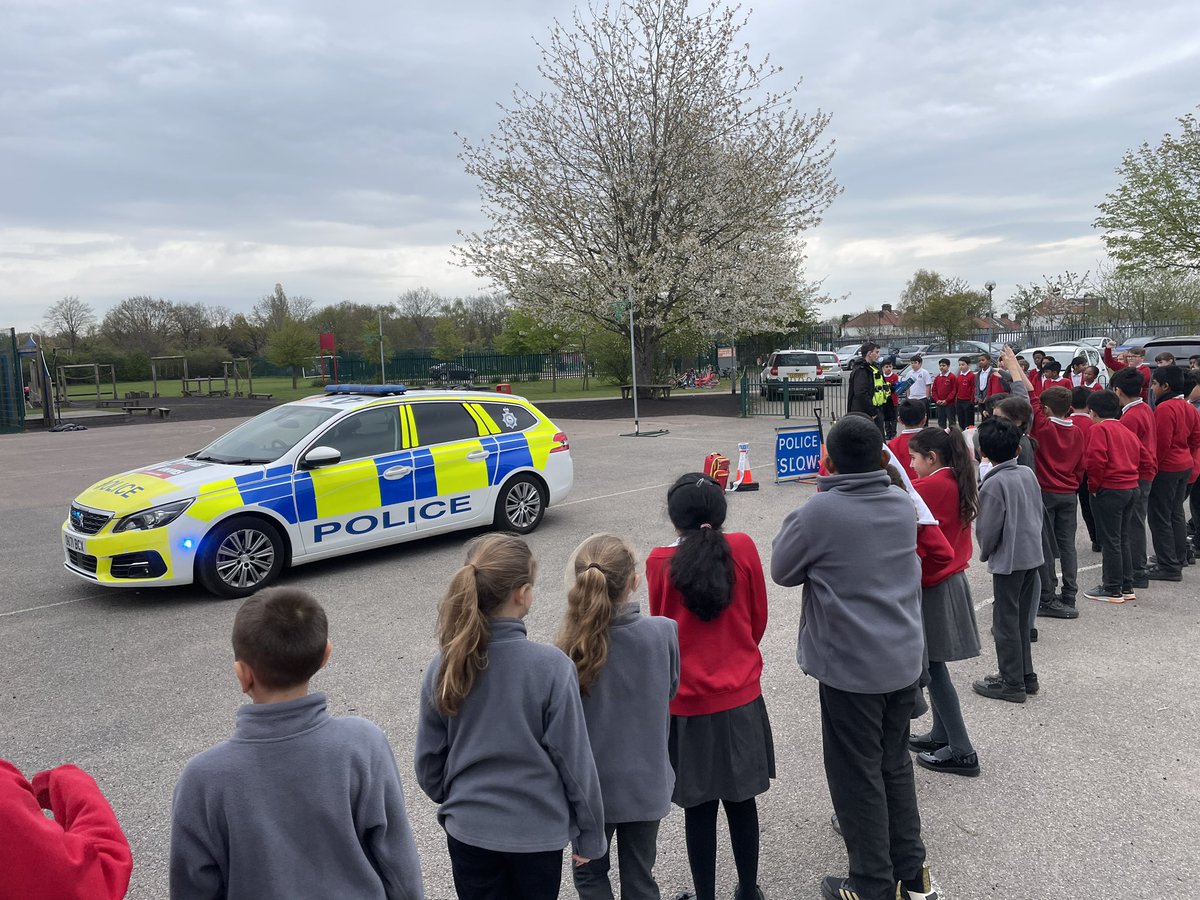 We had another exciting visit from @HertsPolice today! We were taught about the consequences of stealing, the age of legal responsibility and we even saw what is kept in a police car!👮‍♀️@CTS_Watford @MissPenfoldCTS @CherryTreePST #LearningforLife #CTSPSHE