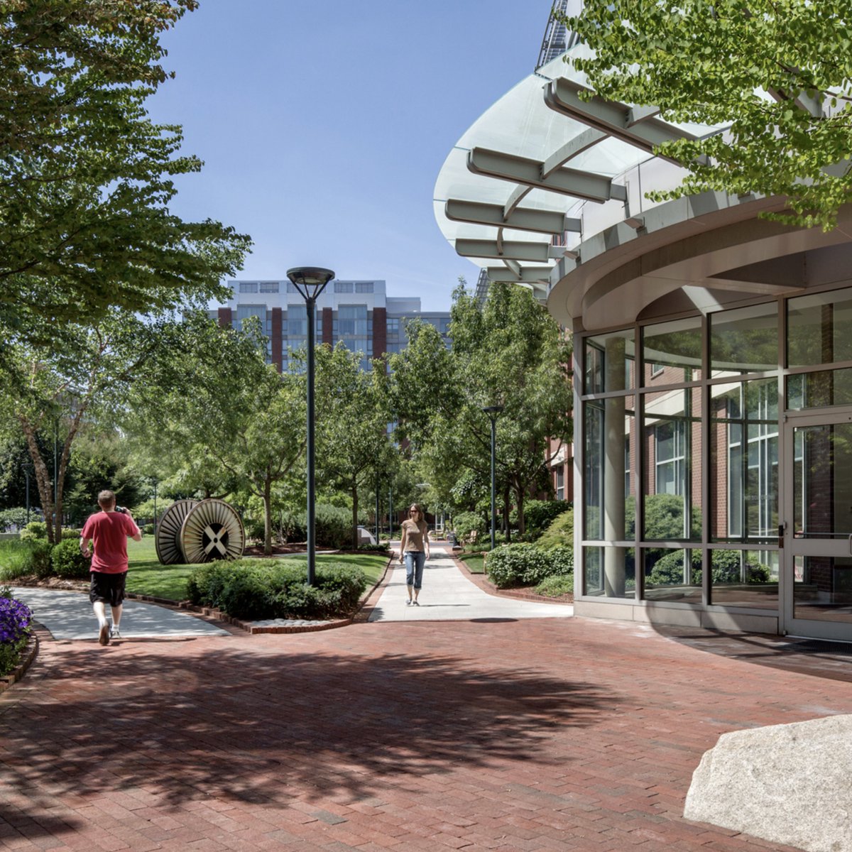 themaxcollab's tweet image. University Park at MIT (2001)—A collective of residences, offices, retail and greenspace. Forest City formed a partnership with MIT in 1983. Utilizing 30 acres adjacent to campus, Forest City was inspired by MIT emerging as an incubator for innovative ideas in life sciences.