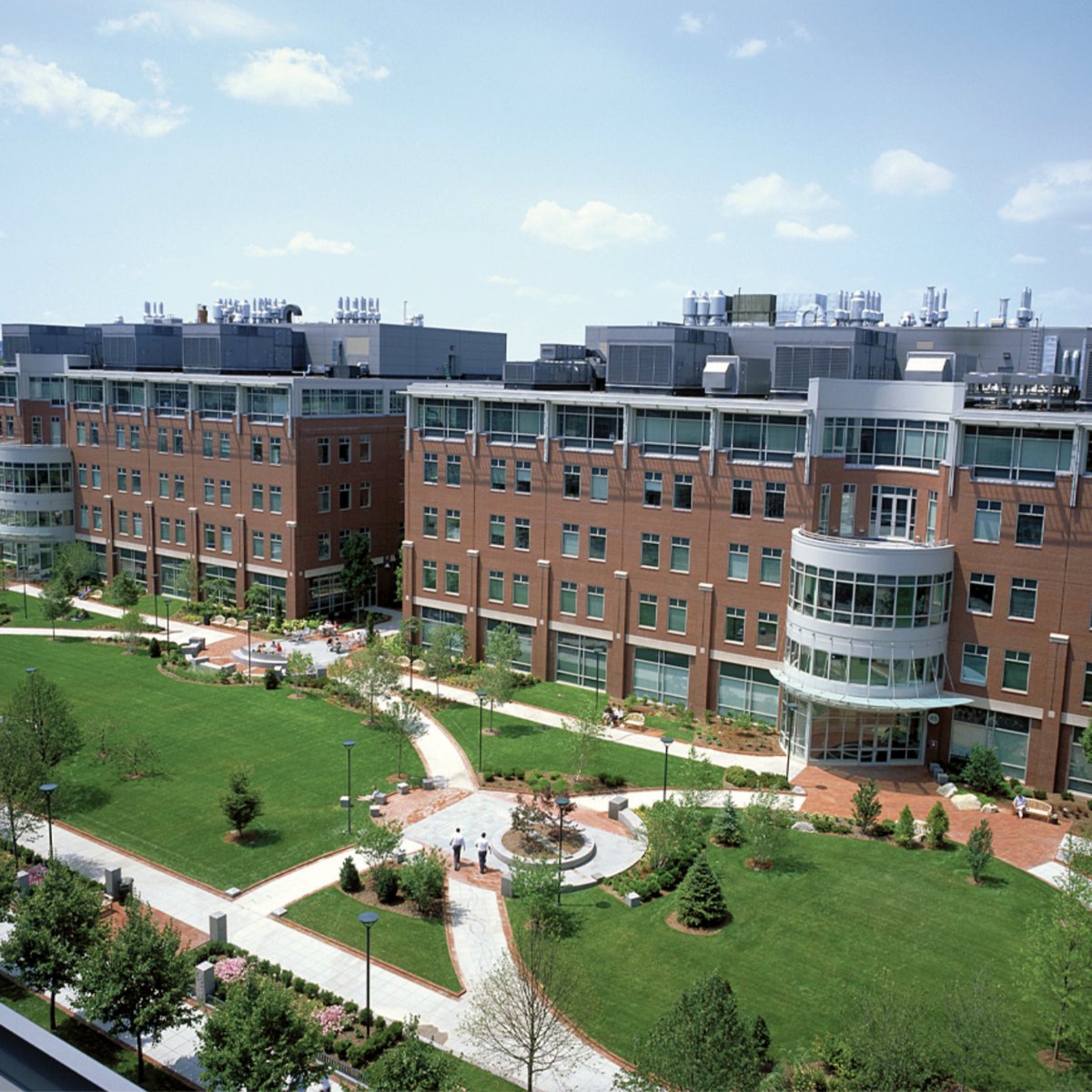 themaxcollab's tweet image. University Park at MIT (2001)—A collective of residences, offices, retail and greenspace. Forest City formed a partnership with MIT in 1983. Utilizing 30 acres adjacent to campus, Forest City was inspired by MIT emerging as an incubator for innovative ideas in life sciences.
