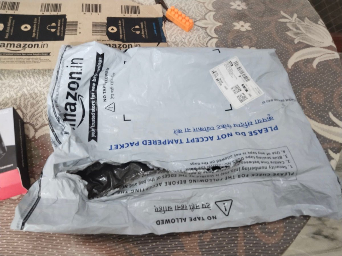 Vishu937's tweet photo. @amazonIN @RockWithboAt  I have ordered boat airdopes 141 order I'd 171-5969663-1334702 but didn't get Airdopes in box only charging cable was there. Package was intact. Raised complaint but reply is negative.
Don't know boat or Amazon who stole my Airdopes
Plz see in the matter. https://t.co/X1RFh3OIW8
