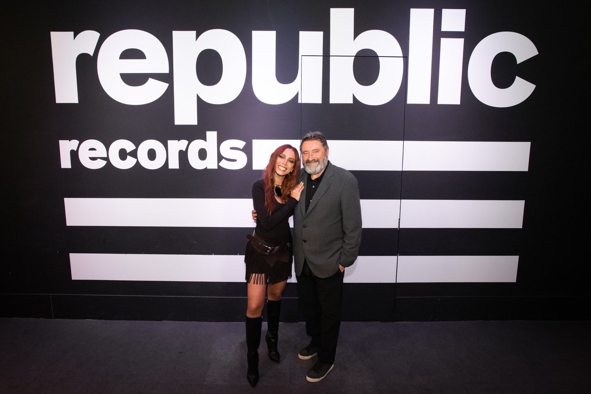 Stepping into a new chapter of my life. I'm so thankful for EVERYTHING that's been going on in my life the past days. I'm ready for you @RepublicRecords together with @UniversalMusica and @umusicbrasil making history with me as one huge family 😍😍😍 ahhhhhhhh