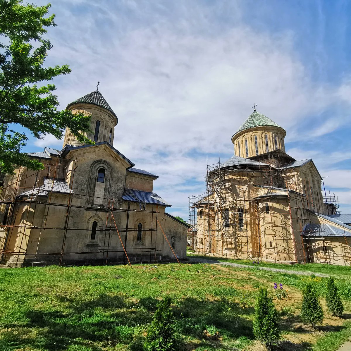 elmundoconella's tweet photo. En la ruta de hoy por #Georgia, hemos incluido el Monasterio de #Gelati, el complejo de cuevas de #vardzia y la Fortaleza de #rabati en #uplistsikhe. https://t.co/iFf6D21maS