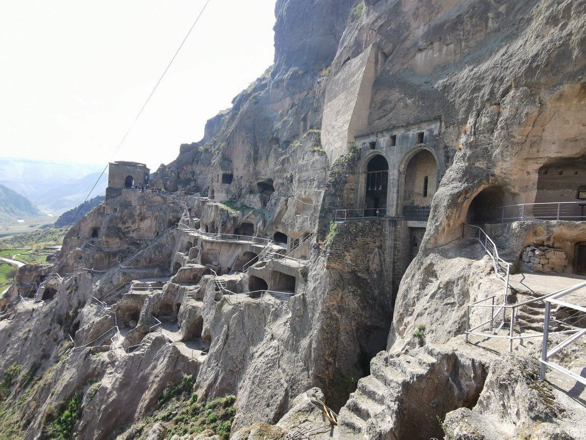 elmundoconella's tweet photo. En la ruta de hoy por #Georgia, hemos incluido el Monasterio de #Gelati, el complejo de cuevas de #vardzia y la Fortaleza de #rabati en #uplistsikhe. https://t.co/iFf6D21maS
