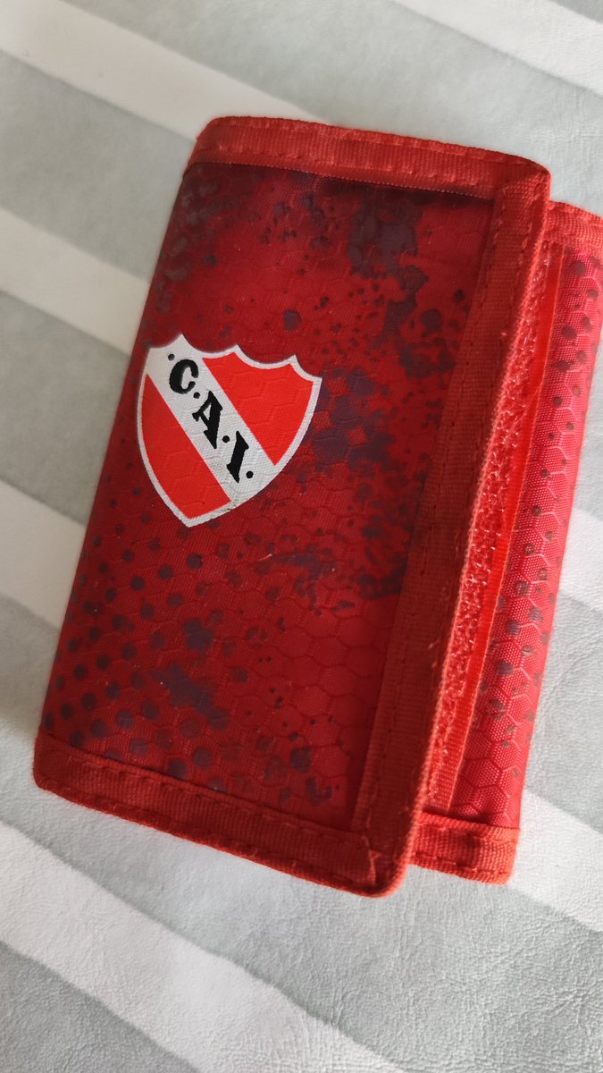 Mi hijo (10) me dió su billetera con sus ahorros. Estaba ahorrando para comprarse la suplente original.

-Tomá. Para Independiente.
-¿Cuánto querés poner?
-Todo.

♥️👹