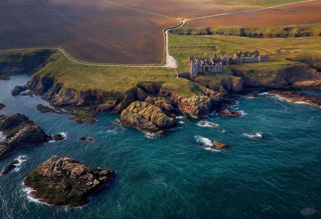 PeterheadLive's tweet photo. Magnificent view of Slains Castle 🏰 and coastal cliffs of #Aberdeenshire.

Credit to IG | @die_roadies
___
#Peterhead #CrudenBay #Aberdeenshire #Scotland #AberdeenshireCastle #ScotlandCastle https://t.co/KiXe83OeOL