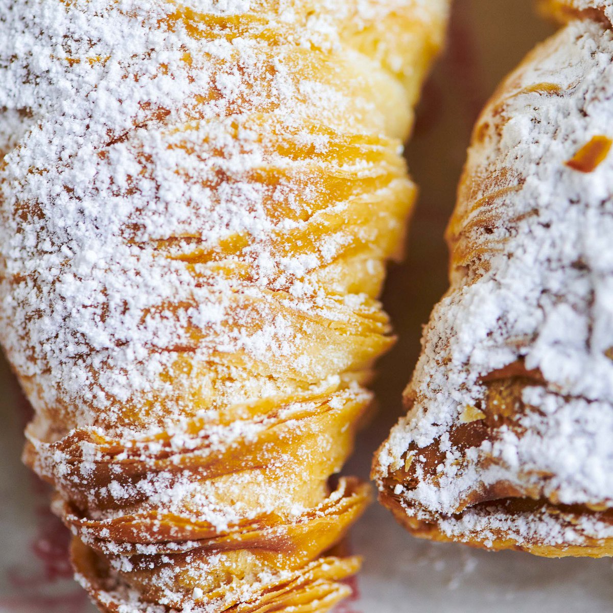 Powdered sugar perfection. #FerraraNYC

 #LittleItaly #ItalianEats #ItalianTreats #ItalianBakery #LittleItalyNYC #NYCBakery #NYCBakeries #ItalianDessert #bestofNYC #NYCEats #DessertInsider #SecretNY #LobsterTail #LobsterTails #Sfogliatella