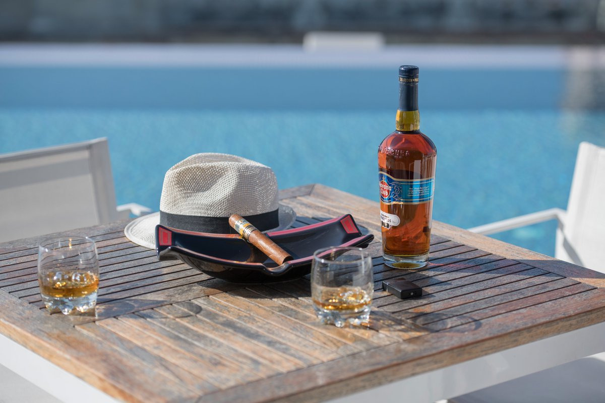The pleasure of smoking a Habano is a particular ritual for each cigar aficionado. A good pairing that complements the enjoyment of a Habano is with Cuban rums, and at the past #23FestivalHabano we were able to enjoy some combinations that enriched the Habanos.