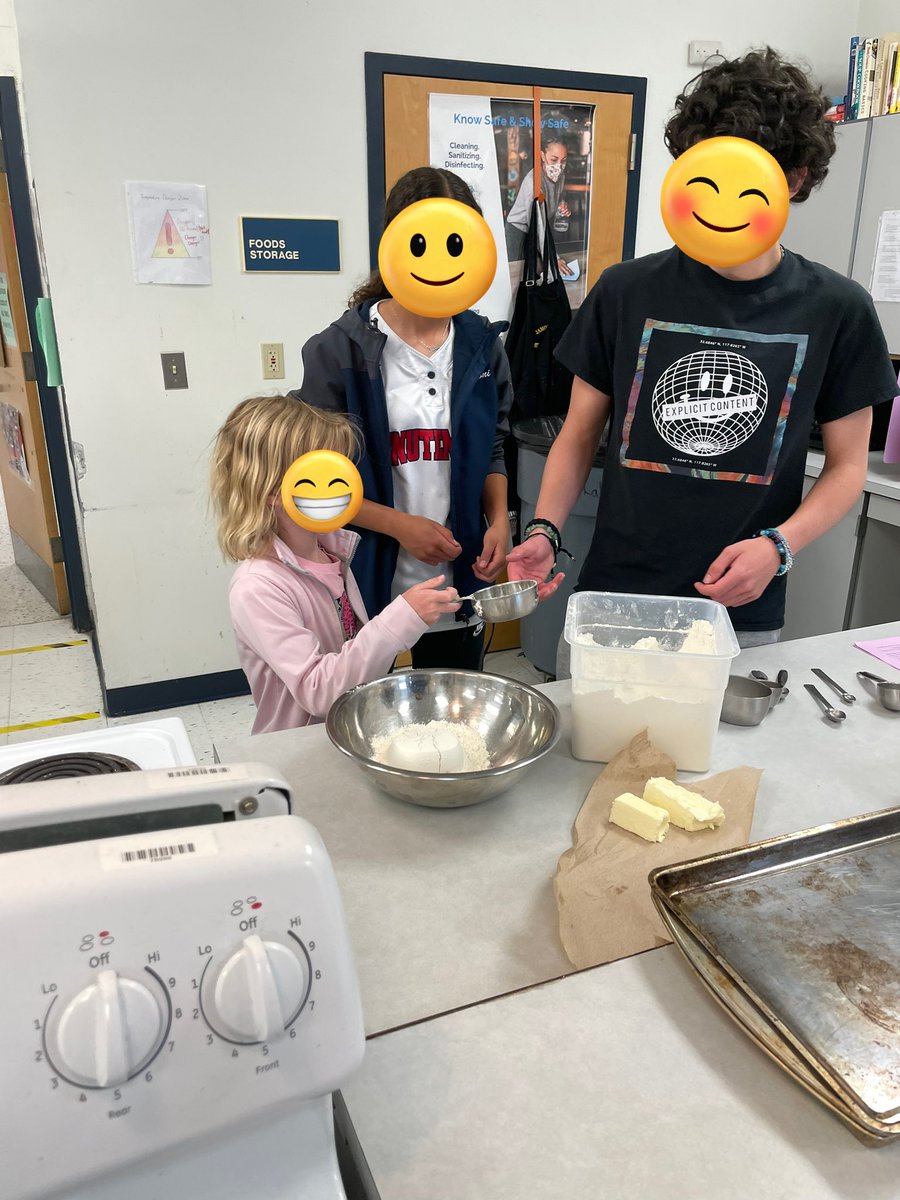 hhunt_ide's tweet image. When #CulinaryArts and #TakeYourChildToWorkDay collide. This #LATIC teacher didn’t miss a beat when adding a few extra “students” to her roster today. @HanlonJD @DowdellCorinne
