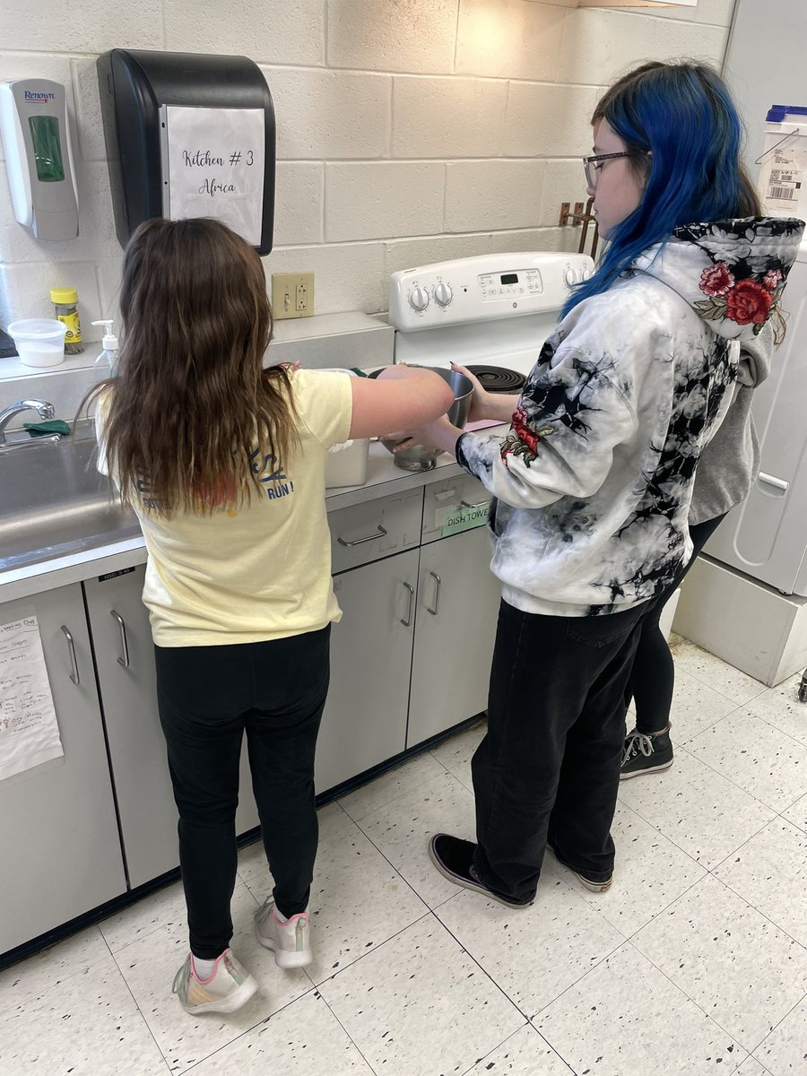 hhunt_ide's tweet image. When #CulinaryArts and #TakeYourChildToWorkDay collide. This #LATIC teacher didn’t miss a beat when adding a few extra “students” to her roster today. @HanlonJD @DowdellCorinne