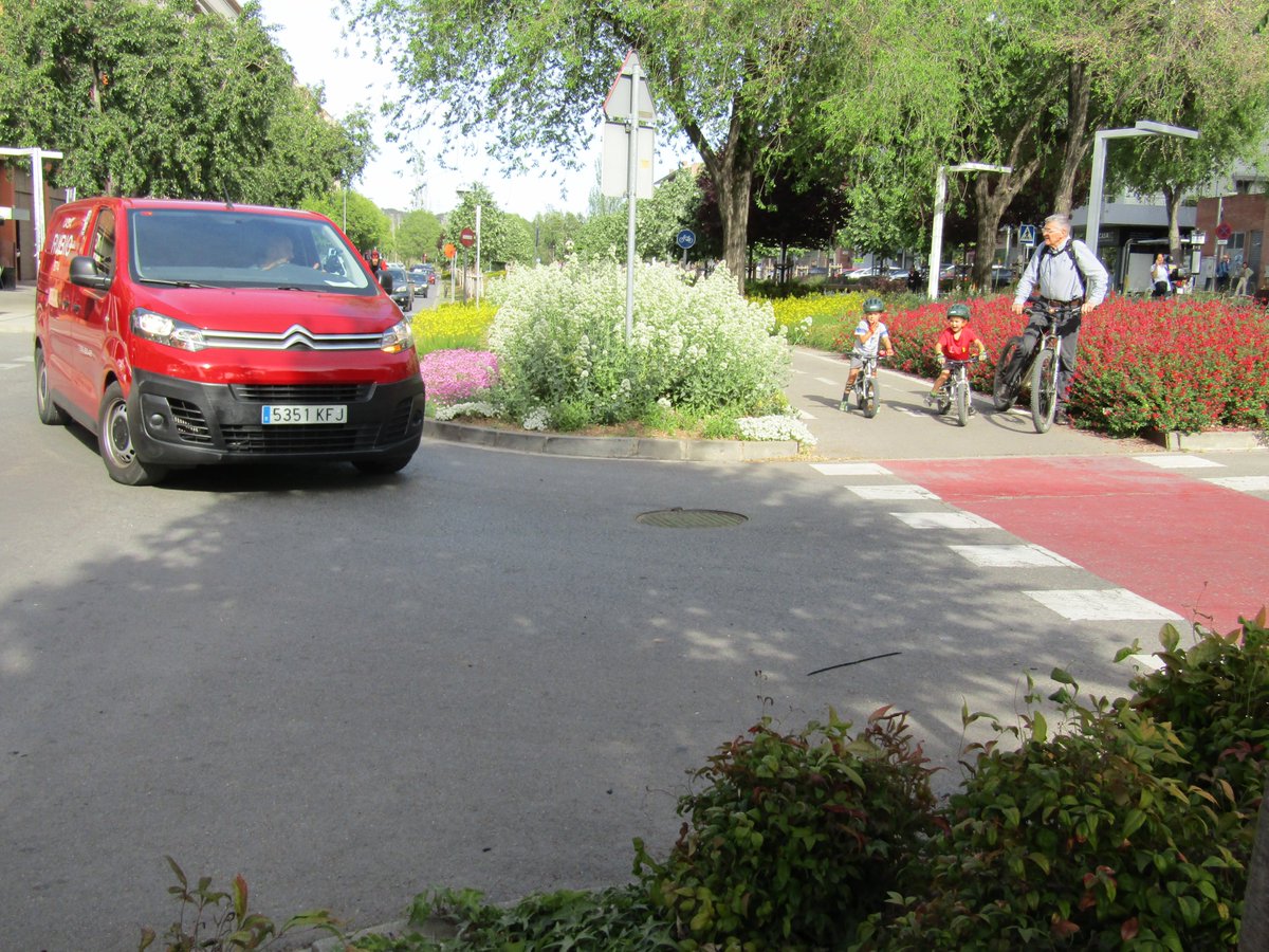 BiciStCugat's tweet photo. A la intersecció del carril bici de la Rbla. del Celler amb el Pg. de Torreblanca, la vegetació ha crescut i els ciclistes, sovint no son vistos des del cotxe. És una situació perillosa @JoseGallardoSTQ @ajsantcugat. Podeu posar-hi remei? Gràcies ;-)
#SantCugat #BiciStCugat https://t.co/tPi5Zgcs4p