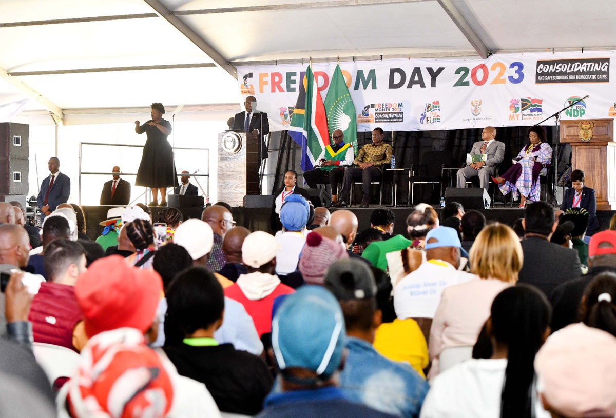 PresidencyZA's tweet photo. [IN PICS]: President @CyrilRamaphosa delivering the key note address at the 2023 National Freedom Day celebration at the Manzilpark Stadium in Klerksdorp, North West Province.

#FreedomDay2023
#LeaveNoOneBehind 🇿🇦 https://t.co/qKcfHoQ0bl