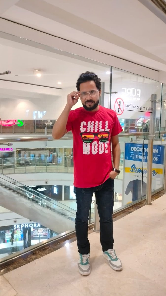MSRockyofficial's tweet photo. FB- 11
#april2023 

हवाओं के भरोसे उड़ा नहीं करते हैं,
चट्टाने तूफानों का भी रुख मोड़ देती हैं,
अपने पंखों पर भरोसा रख,
हवाओं के भरोसे तो पतंगे उड़ा करती हैं।

#MSR ❤
#LoveBlessingDuaa_MSR ❤🥰 https://t.co/dSyLJfDsjI