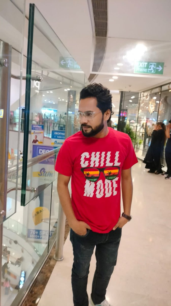 MSRockyofficial's tweet photo. FB- 11
#april2023 

हवाओं के भरोसे उड़ा नहीं करते हैं,
चट्टाने तूफानों का भी रुख मोड़ देती हैं,
अपने पंखों पर भरोसा रख,
हवाओं के भरोसे तो पतंगे उड़ा करती हैं।

#MSR ❤
#LoveBlessingDuaa_MSR ❤🥰 https://t.co/dSyLJfDsjI