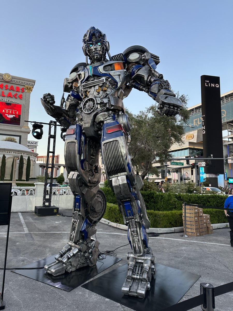 moagency's tweet photo. The hottest ticket at @CinemaCon last night? The @ParamountPics party featuring MO's life-sized transformers 🦾!
#MicDrop #OurMO #RiseOfTheBeasts @transformers #CinemaCon2023 https://t.co/jJJbM8eB37
