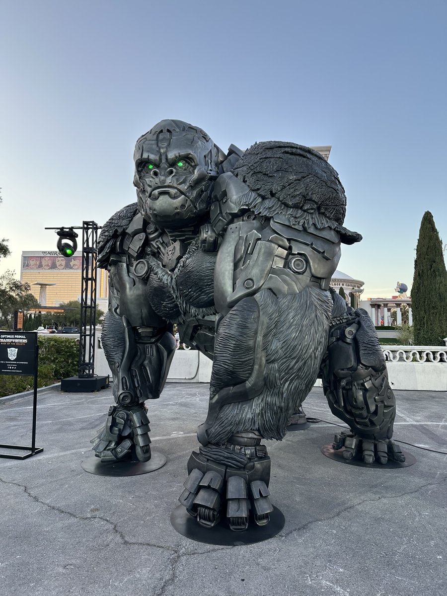 moagency's tweet photo. The hottest ticket at @CinemaCon last night? The @ParamountPics party featuring MO's life-sized transformers 🦾!
#MicDrop #OurMO #RiseOfTheBeasts @transformers #CinemaCon2023 https://t.co/jJJbM8eB37