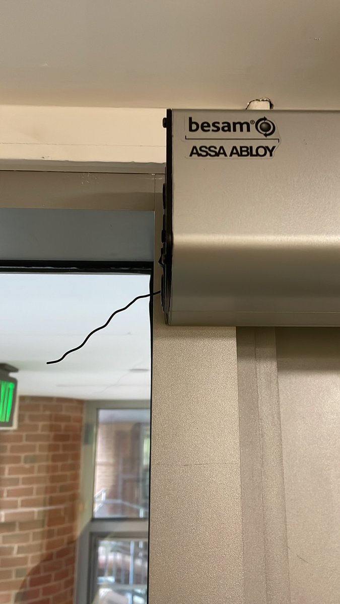 NSkittens's tweet photo. @ASSAABLOYDSSUS  found this in my dorm building at school - is it supposed to look like this?

the door is NOT operational and there is NO button to press and open the door https://t.co/e3EchPfP04