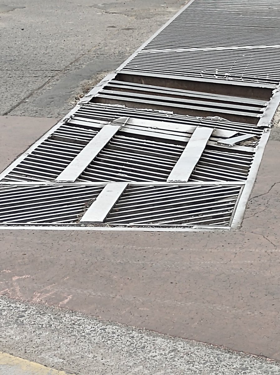 ange3035's tweet photo. @Trafico_ZMG para reportar está boca calle que dejaron nuestras brillantes autoridades así, el día de ayer caí y de inmediato trono mi llanta y al parecer también se dañó más partes de ahí de mi auto esto periférico y Mariano Otero dando vuelta al ixtepete https://t.co/eEgJvzmF0L