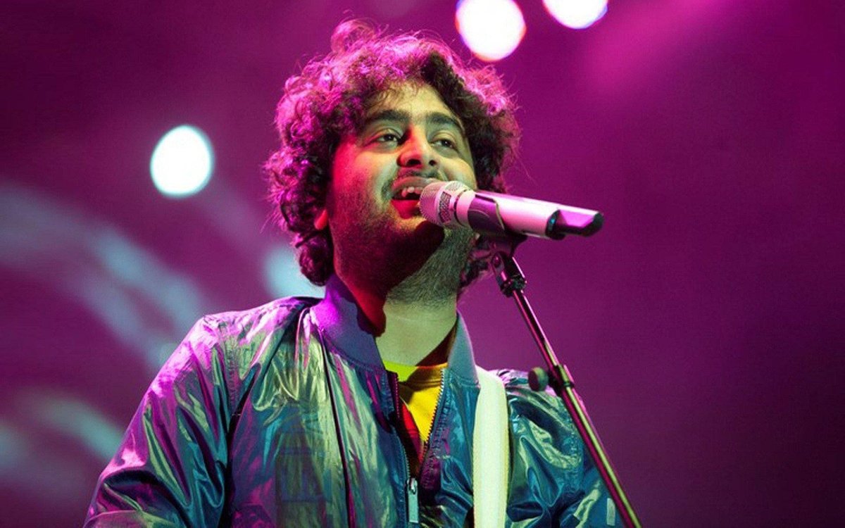 filmfare's tweet photo. Congratulations! 

The Filmfare Award for Best Playback Singer (Male) goes to #ArijitSingh for #Kesariya from #BrahmastraPartOneShiva at the 68th #HyundaiFilmfareAwards 2023 with #MaharashtraTourism. https://t.co/FAoph4CgC3