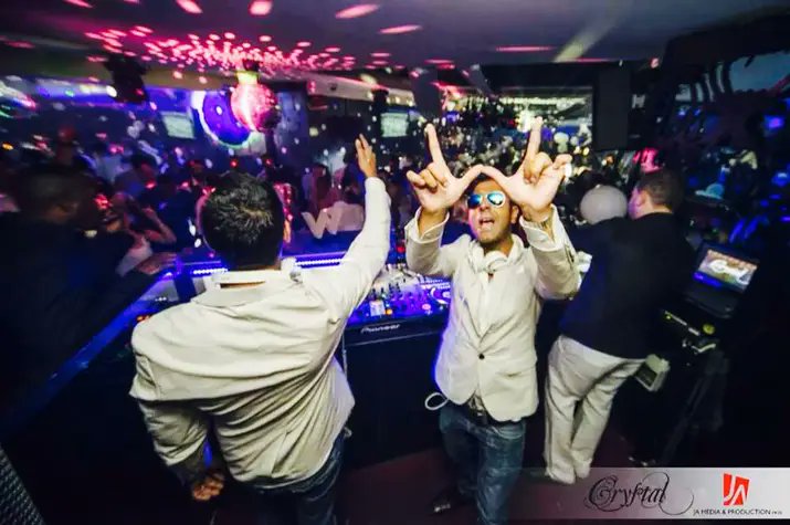 evoandrst's tweet image. Dear family &amp;amp; friends, after thankfully playing for some of the squad during the world cup, we're really happy to let you know that we start our brand new residency @ the W in Doha next week 😊 #WDoha #NewandNext #ThreeLionsWeWearUponOurChest 🙏🏼