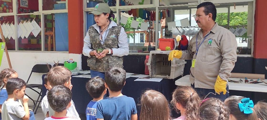 SedeaQro's tweet photo. Las niñas y los niños son muy importantes en la conservación de los recursos naturales, por ello,  nuestro  personal de la Dirección Forestal de la #SEDEA brindó una charla de educación ambiental a alumnos del colegio John F. Kennedy. 

La flora y la fauna merecen nuestro cuidado https://t.co/22WnIw4VRL
