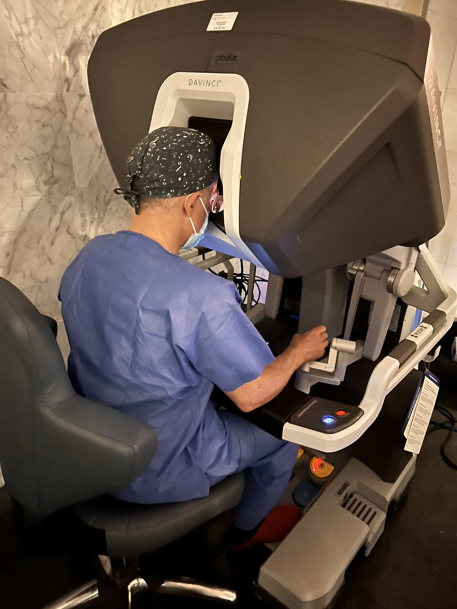 DrJacintoGarcia's tweet image. Hoy operamos el primer caso de Cirugia transoral robótica el @hospitaldelmar Gracias a @abexDaVinci y a @david_viros por su ayuda.  @MackersPaula #tors #daVinci #otorrinolaringologia