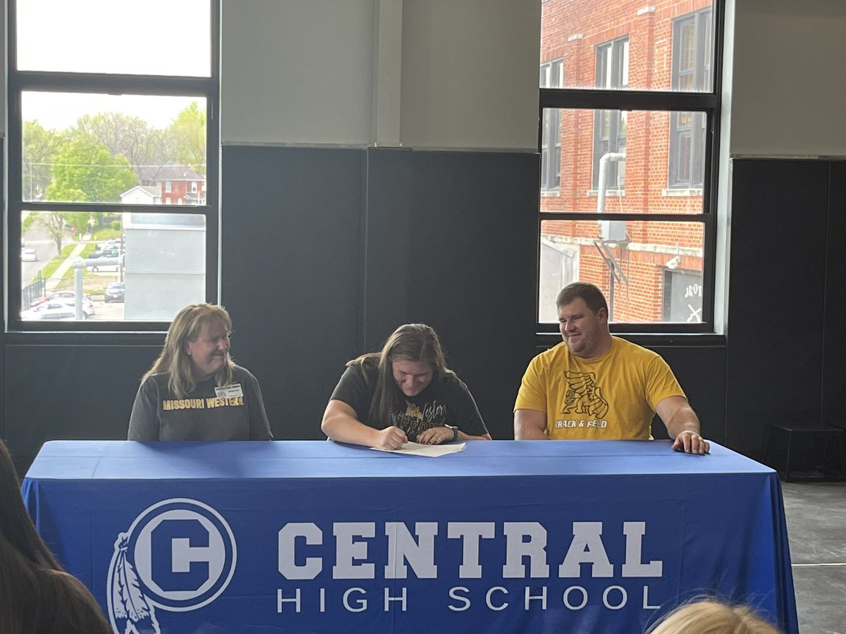 📝 SIGNING: <a href="/CHSIndiansTrack/">CHS Indians Track & Field</a> senior, 3x state medalist &amp; record holder <a href="/makkk92/">Makenzie Garr</a> signs her NLI to <a href="/MwsuTf/">MWSU XC/TF</a> to continue her throwing career. Garr medaled 4th at state in shot and disc last year and is one of the best in the state in both again this year.

Story coming <a href="/StJosephPost/">St Joseph Post</a>.