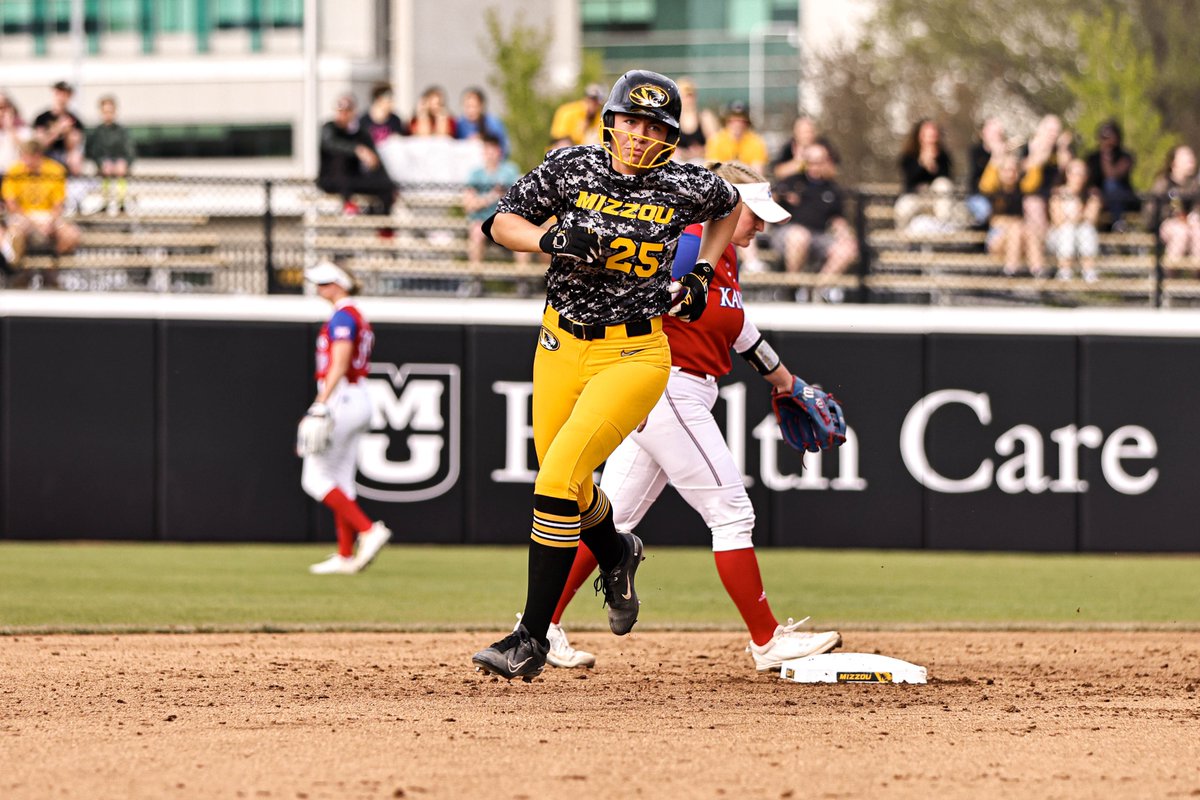 MizzouSoftball's tweet photo. Hey Honnold! 📺

✔️ .434 BA (4th in SEC)
✔️ .573 OB% (3rd in SEC, 8th in NCAA)
✔️ .861 SLG% (5th in SEC, 12th in NCAA)
✔️ 53 Hits (7th in SEC)
✔️ 18 Stolen Bases (5th in SEC)
✔️ 12 Home Runs (8th in SEC)
✔️ 1.000 FLD%

#OwnIt #MIZ 🐯🥎 | @alex_honnold22 https://t.co/74AaPdf5fK
