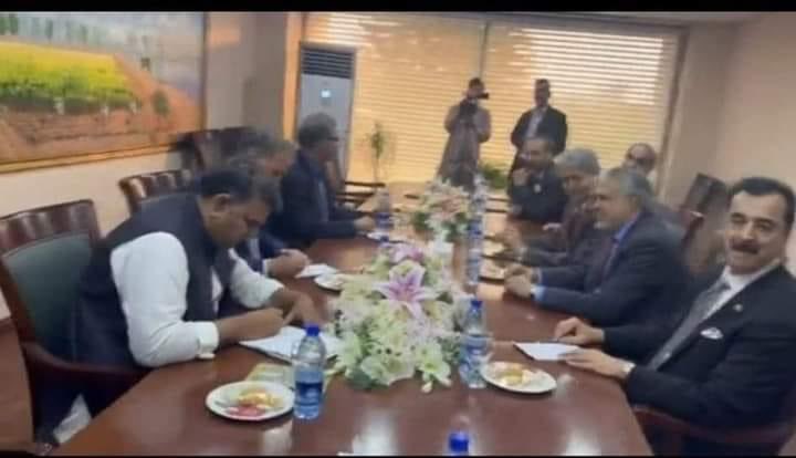 یہ وہی لوگ ہیں جو کہتےتھے
امپورٹڈ حکومت نامنظور
غلامی نہ منظور 
اور آج سر جھکائے مذاکرات کے لیے پہنچ گئے اقتدار کے بھوکے لوگ😂🤣🤣🤣
#WeAreReadyMaulana