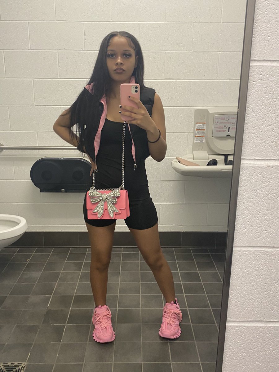1Shaniaa's tweet photo. pink is a lifestyle’ 🩷 #RandomThursday https://t.co/zlxIbqJSzR
