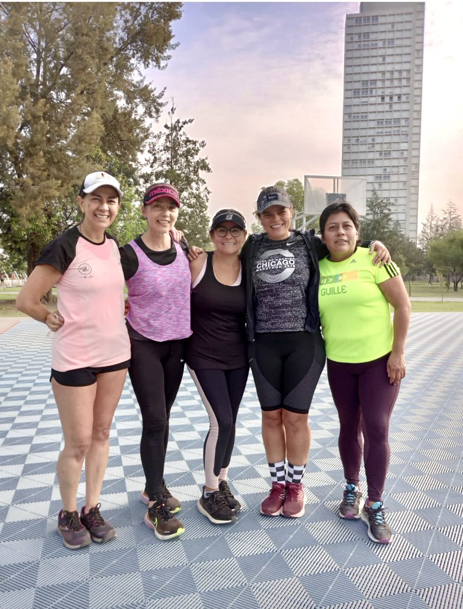 Amigos #FelizJueves Hoy estuvo rudo! 2x3 mil metros♥️ Uffff uf y recontrauf! @logrartusmetas @ComuniRunners @MeEncantaCorrer @CorroAMiPaso @ManicomioRunner @FenixRun_Mexico @LoveRunSmile Saludos a todos!