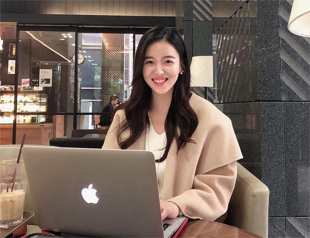 Catch up on work emails while enjoying afternoon tea. I believe that ladies who love to laugh and work hard will not be too bad luck.