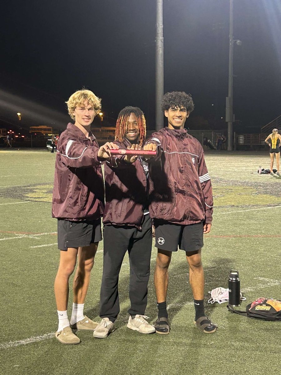 mrmadisonart's tweet photo. Men's 4x4 had a five second PR last night. Running a time of 3:25.34. Currently sitting 12th in Division 1. Finals are Friday.

** Eric Reed not pictured. Always missing the photos. https://t.co/db5bAV2Zzy