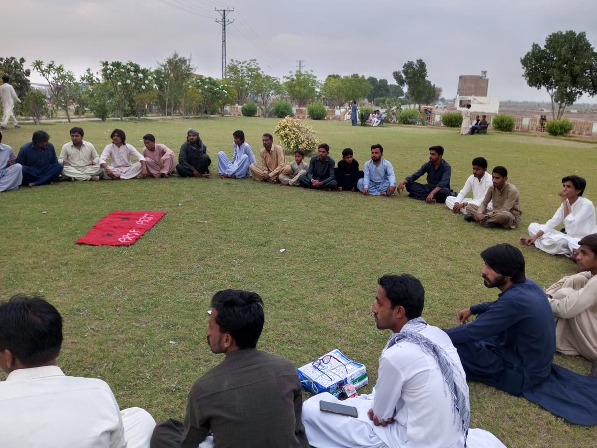 aftab_ja's tweet photo. Scenes of Study Circle organized by PrSF Sakrand. Students & Comrades of PrSF & AWP participated. PrSF Sindh Organizer Com Kambho Khan & AWP Sindh Peasants Secretary @faizkeerio06 delivered talks on "Students Politics" & "Shah Latif's Poetry."
#LongLivePrSF
#LongLiveRevolution https://t.co/LwUnpp1fl8